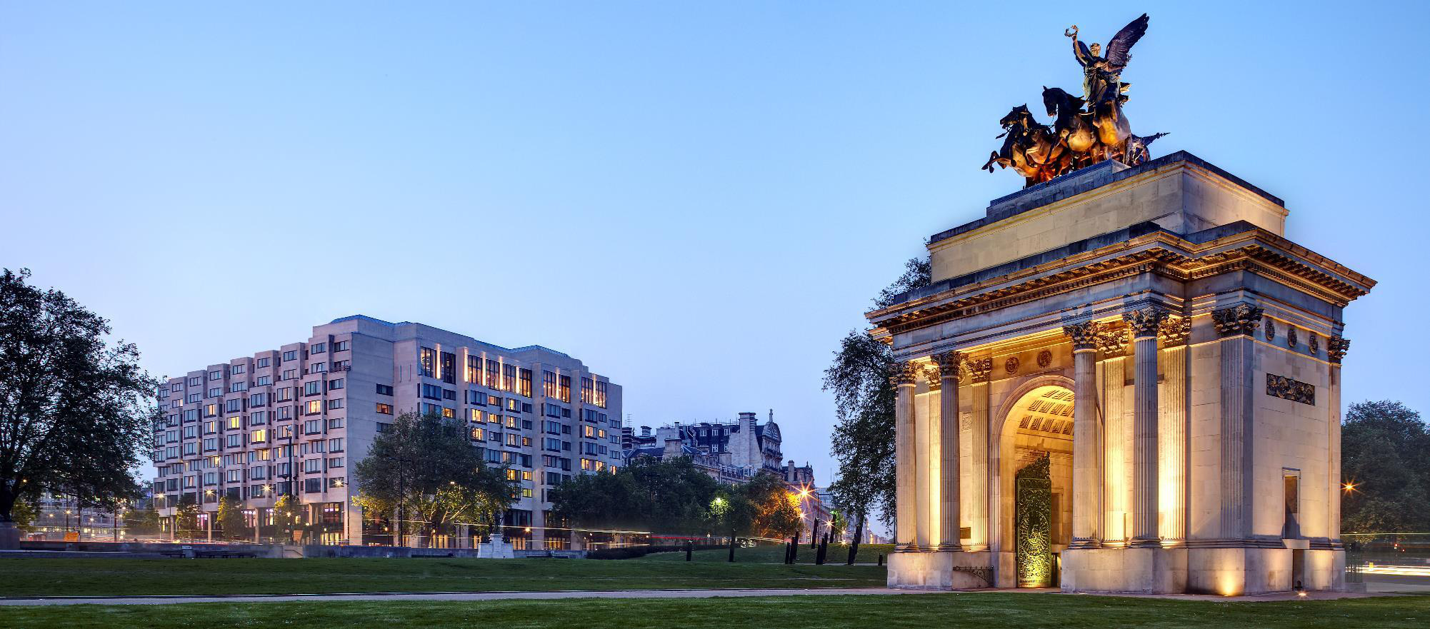 Wellington Arch at dusk with InterContinental London Park Lane