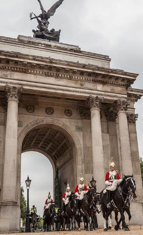Household Cavalry at Wellington Arch